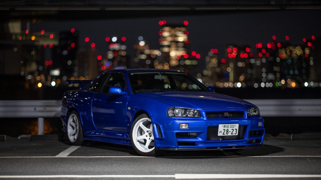 Larry Chen's restored R34 GT-R under city lights.