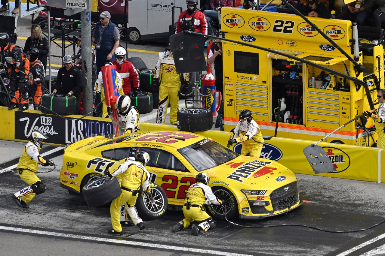 Pennzoil pit changing tires