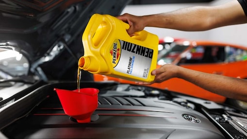 Pennzoil oil being pour in engine