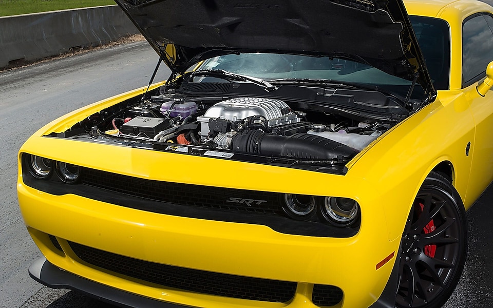 Pennzoil Hellcat con el capó abierto