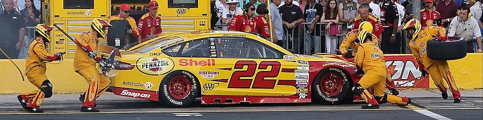 Parada en el pit de Joey Logano