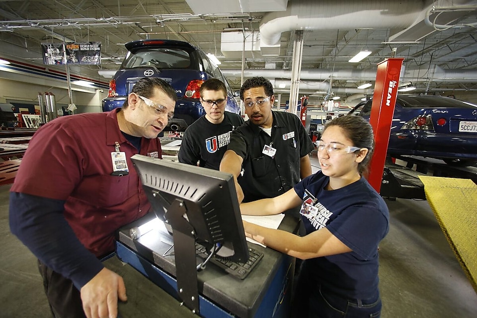 Alumnos del Universal Technical Institute