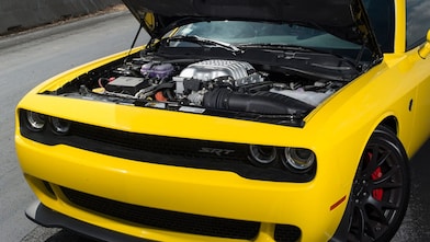 Hellcat avec capot ouvert Pennzoil