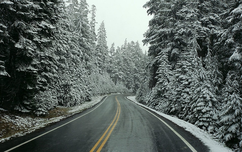 route à travers la neige