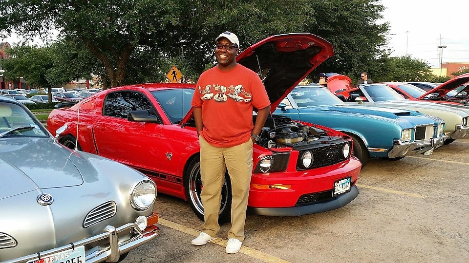 Michael au salon de l'auto local avec sa Mustang Mach 1
