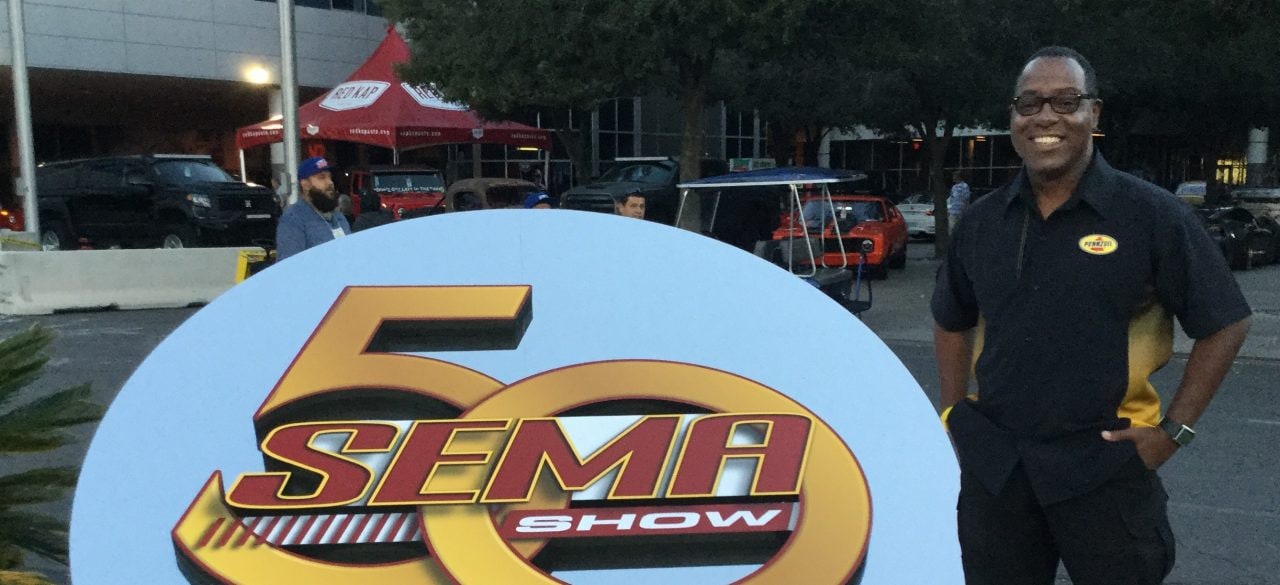 Michael à côté du grand panneau SEMA