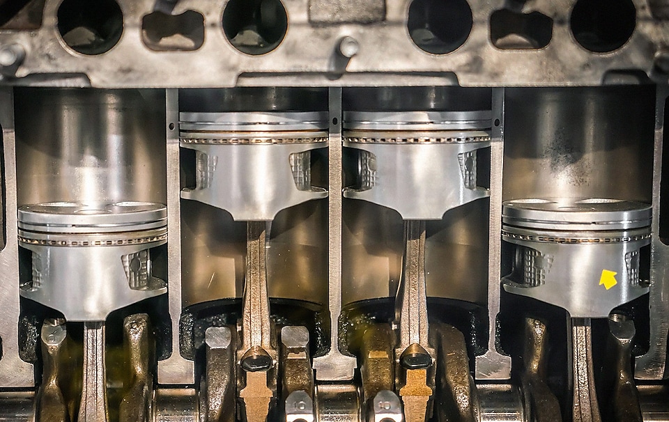 Chercheur tenant un piston propre.