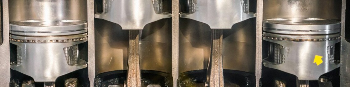 Chercheur tenant un piston propre. 