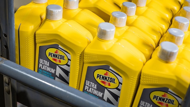 Bouteilles d’huile moteur sur une étagère