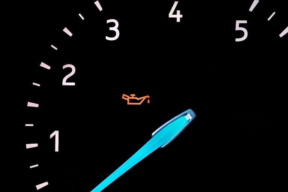 A LOW MOTOR OIL SIGNAL WILL LIGHT UP ON THE DASHBOARD IF THE VEHICLE REQUIRES AN OIL CHANGE