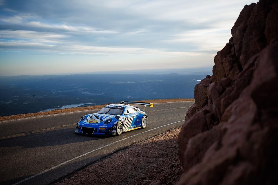 Larry Chen photographie une voiture Pennzoil qui sillonne les hauteurs impressionnantes de la montagne Pikes Peak.