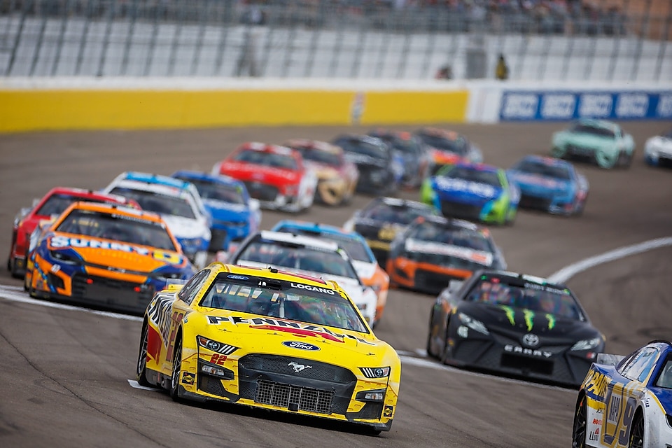 Larry Chen photographie Joey Logano en action pendant une course NASCAR.