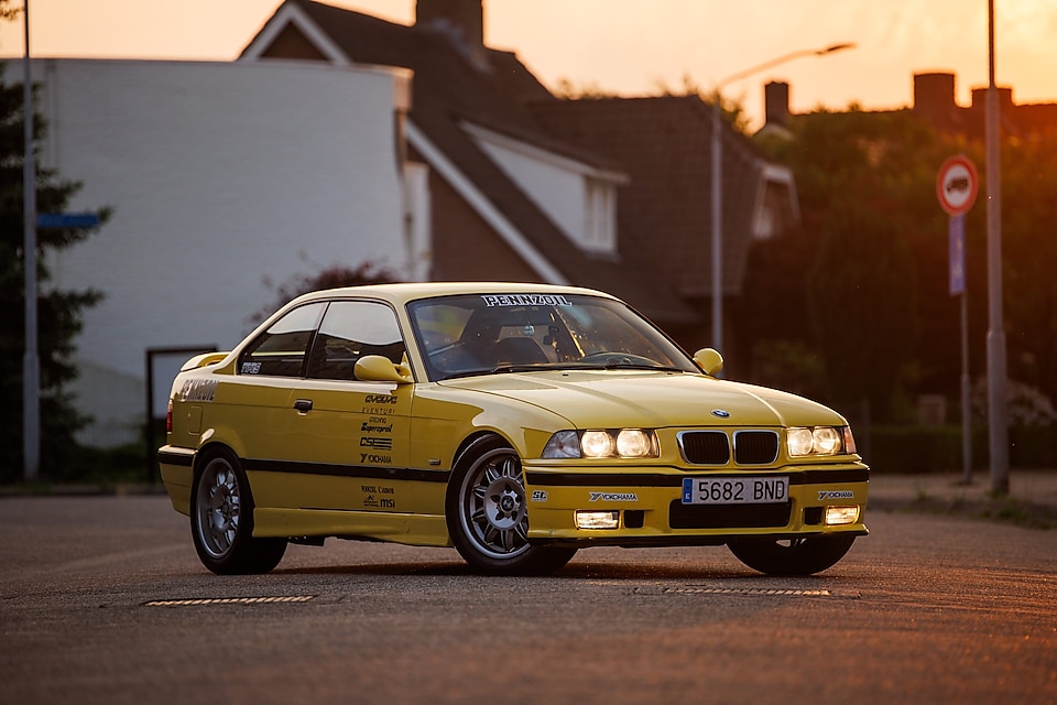 La voiture M3 jaune de Larry Chen, un hommage éclatant au style classique de BMW.