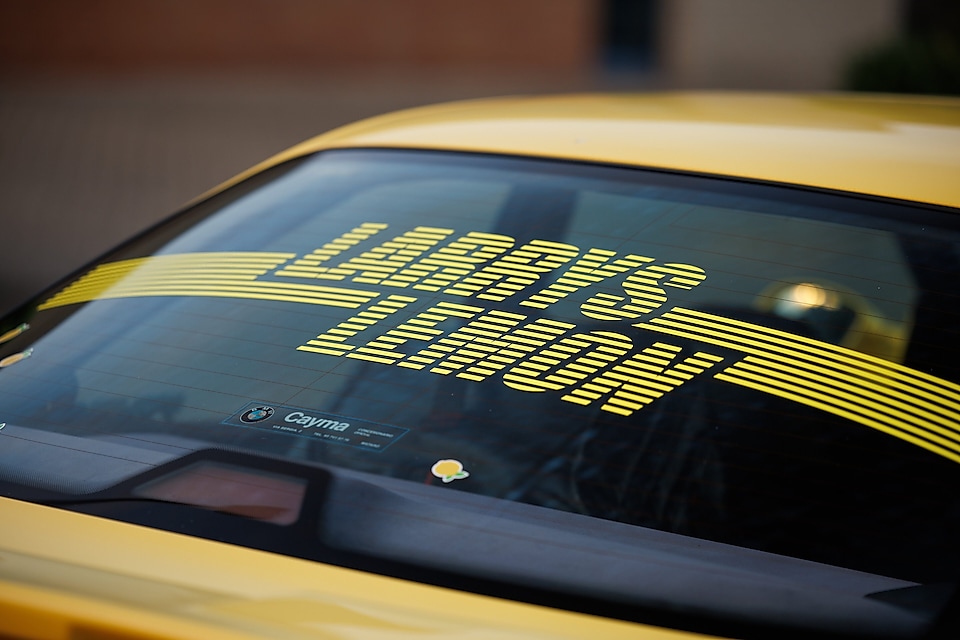 « Larry’s Lemon » est fièrement affiché sur la fenêtre arrière de la M3.