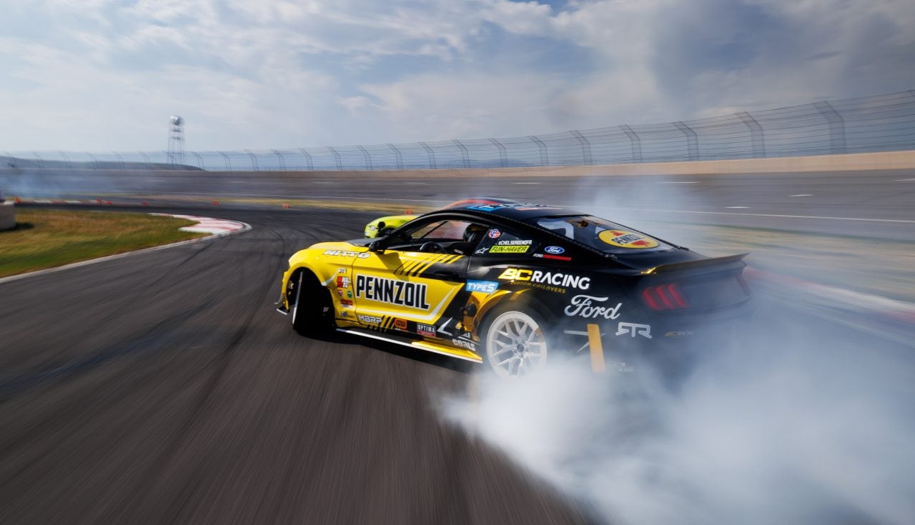 Pennzoil à l’œuvre, laissant une traînée de fumée sur la piste, photo prise par Larry Chen.