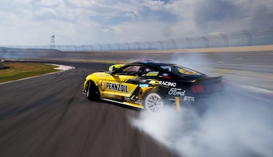 Pennzoil à l’œuvre, laissant une traînée de fumée sur la piste, photo prise par Larry Chen.