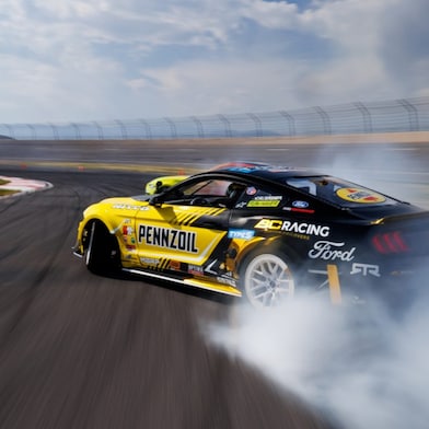 Pennzoil à l’œuvre, laissant une traînée de fumée sur la piste, photo prise par Larry Chen.