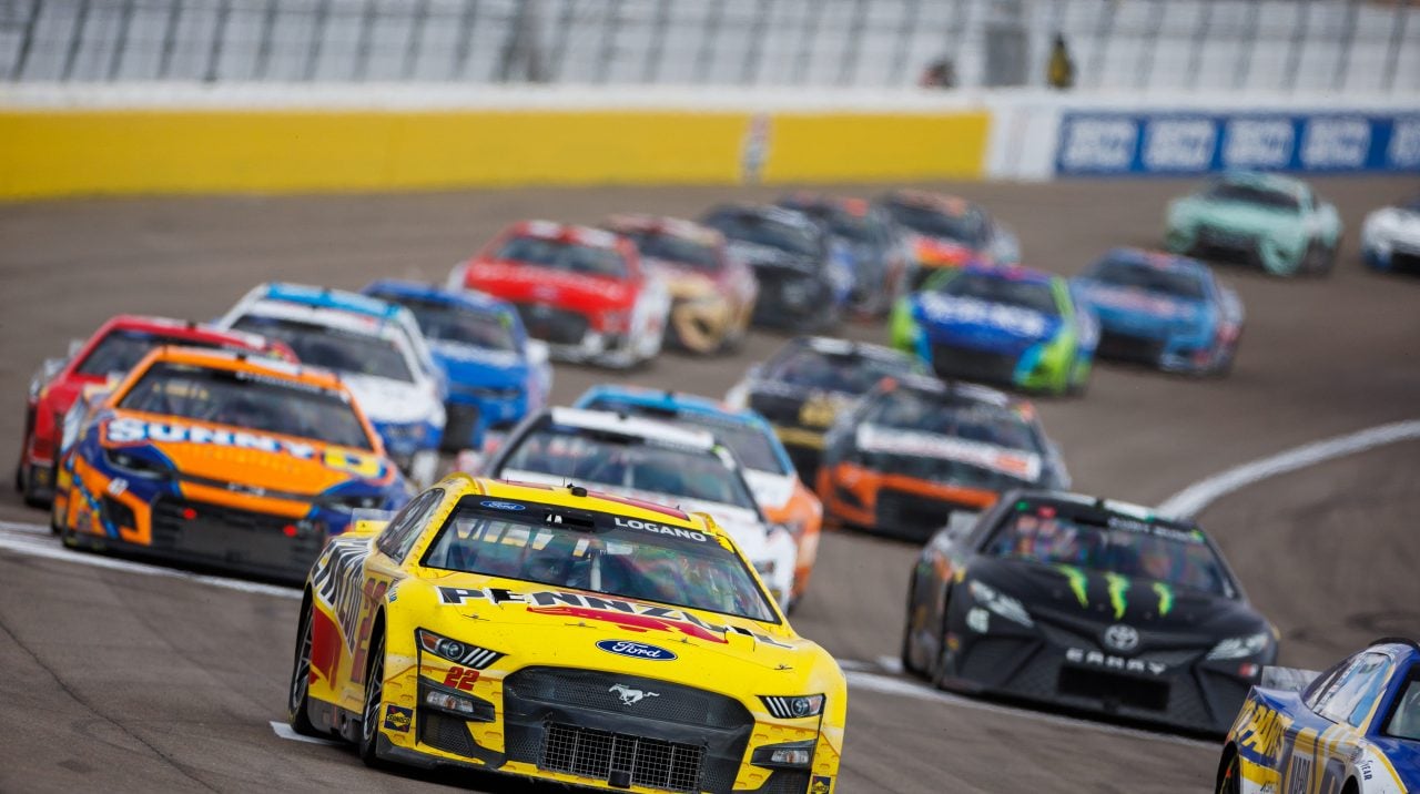Larry Chen photographie Joey Logano en action pendant une course NASCAR.