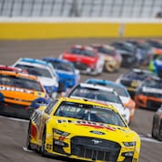 Larry Chen photographie Joey Logano en action pendant une course NASCAR.