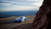 Larry Chen photographie une voiture Pennzoil qui sillonne les hauteurs impressionnantes de la montagne Pikes Peak.