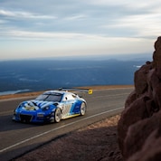Larry Chen photographie une voiture Pennzoil qui sillonne les hauteurs impressionnantes de la montagne Pikes Peak.