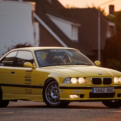 La voiture M3 jaune de Larry Chen, un hommage éclatant au style classique de BMW.
