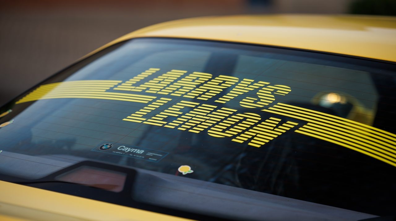 « Larry’s Lemon » est fièrement affiché sur la fenêtre arrière de la M3.