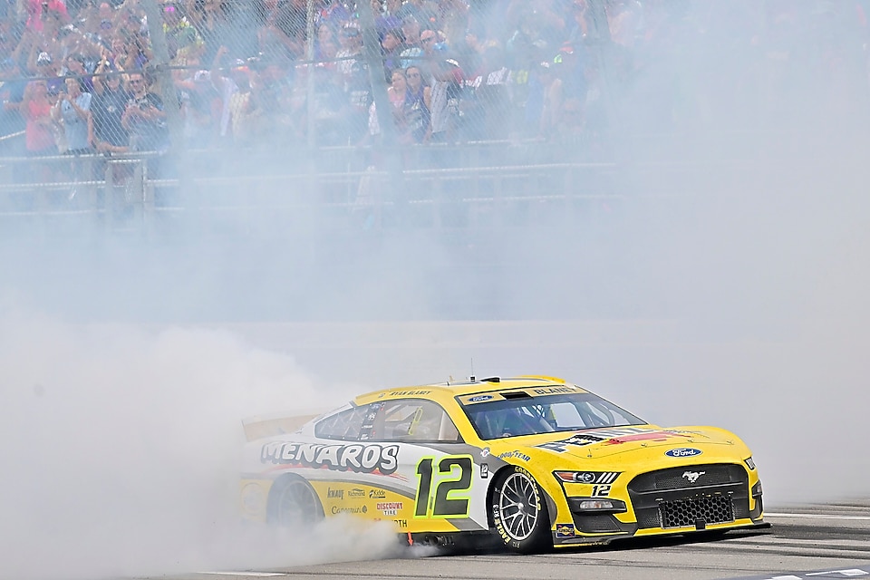 Voiture de course jaune en fumée