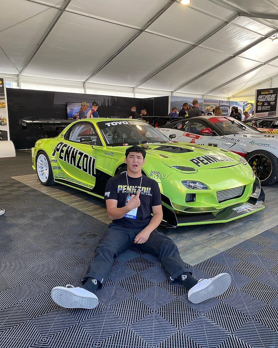 Estevan avec la Mazda RX7 de Jonny Grunwald au salon SEMA de 2022