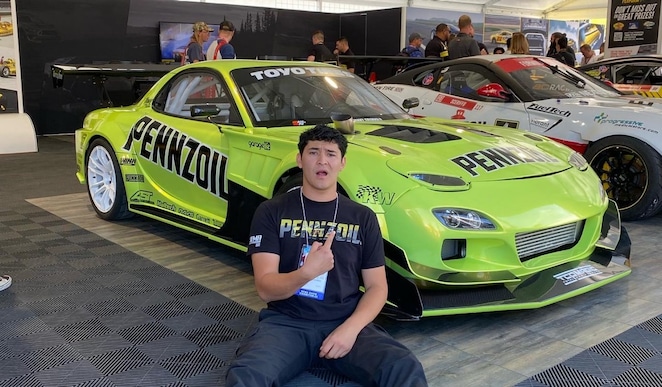 Estevan avec la Mazda RX7 de  Jonny Grunwald au salon SEMA de 2022