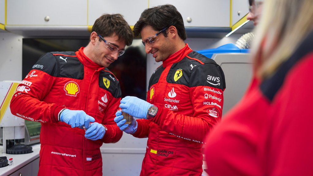 Les pilotes de formule 1 de scuderia ferrari, charles leclerc et carlos sainz, dans le laboratoire de piste shell