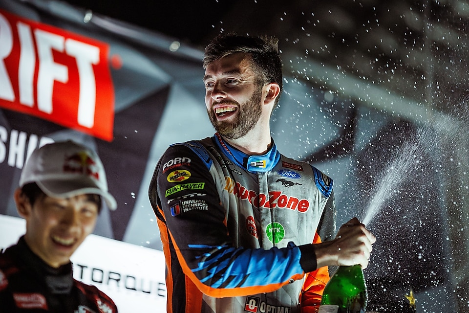 Pensez à la passion de la DRIFT de James Deane et à sa détermination à poursuivre l’excellence alors qu’il célèbre une grande victoire en Formule DRIFT en 2024.