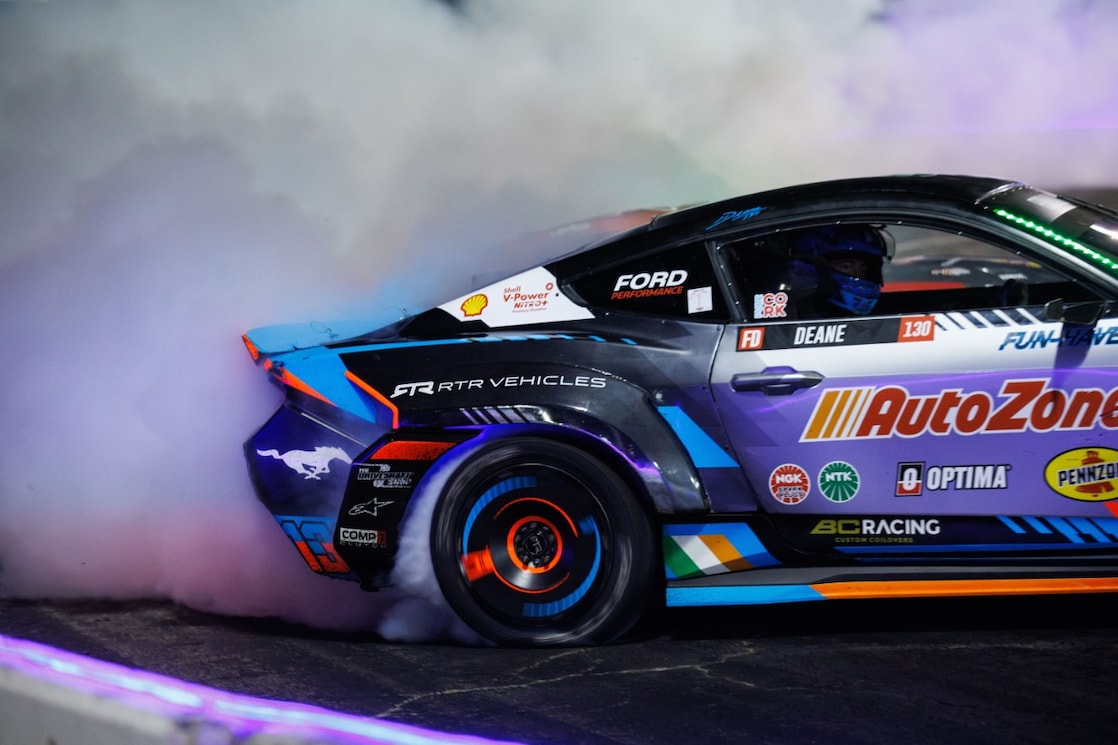 James Deane surmonte avec brio les défis d’une drift à haute intensité aux commandes de sa Ford Mustang RTR Spec 5-FD AutoZone.