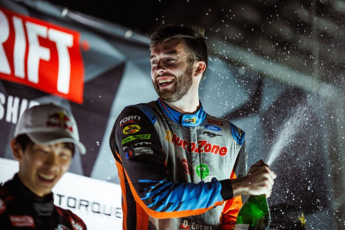 James Deane célèbre sur le podium après sa victoire au World Wide Technology Raceway de St. Louis.