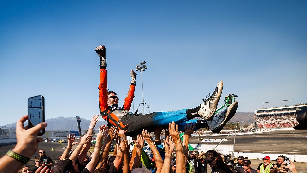 Grâce à sa présence fréquente sur le podium tout au long de la saison 2024, James Deane a amplement raison de célébrer au Irwindale Speedway.