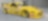 Une voiture de course jaune munie d’autocollants sur le côté