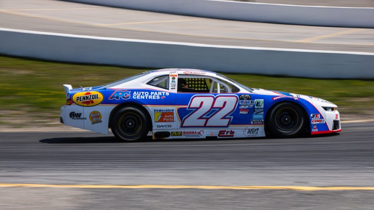 Une voiture de course sur une piste