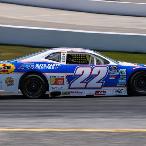 Une voiture de course sur une piste