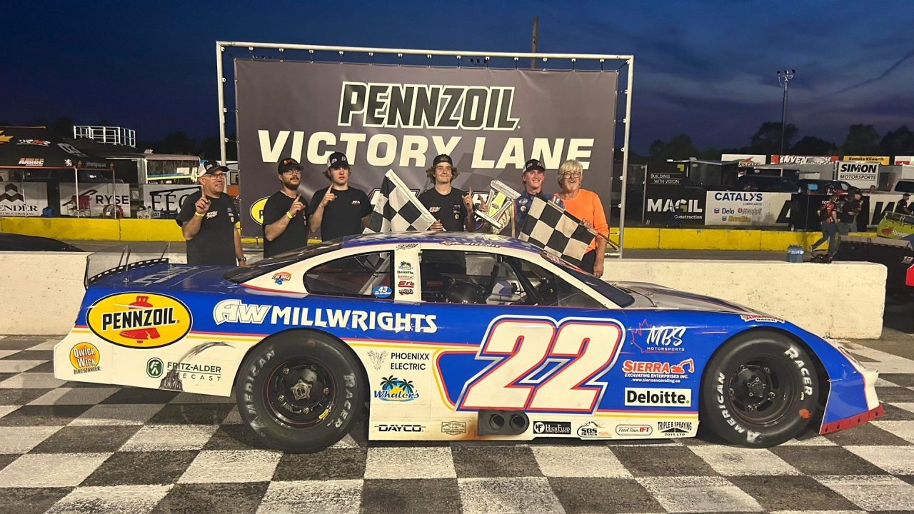 Une voiture de course sur une piste