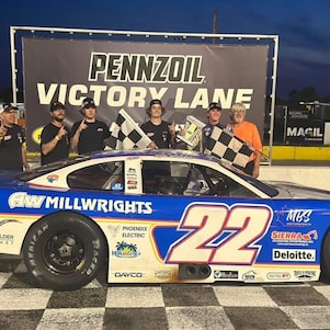 Une voiture de course sur une piste