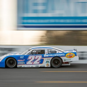 Une voiture de course sur une piste