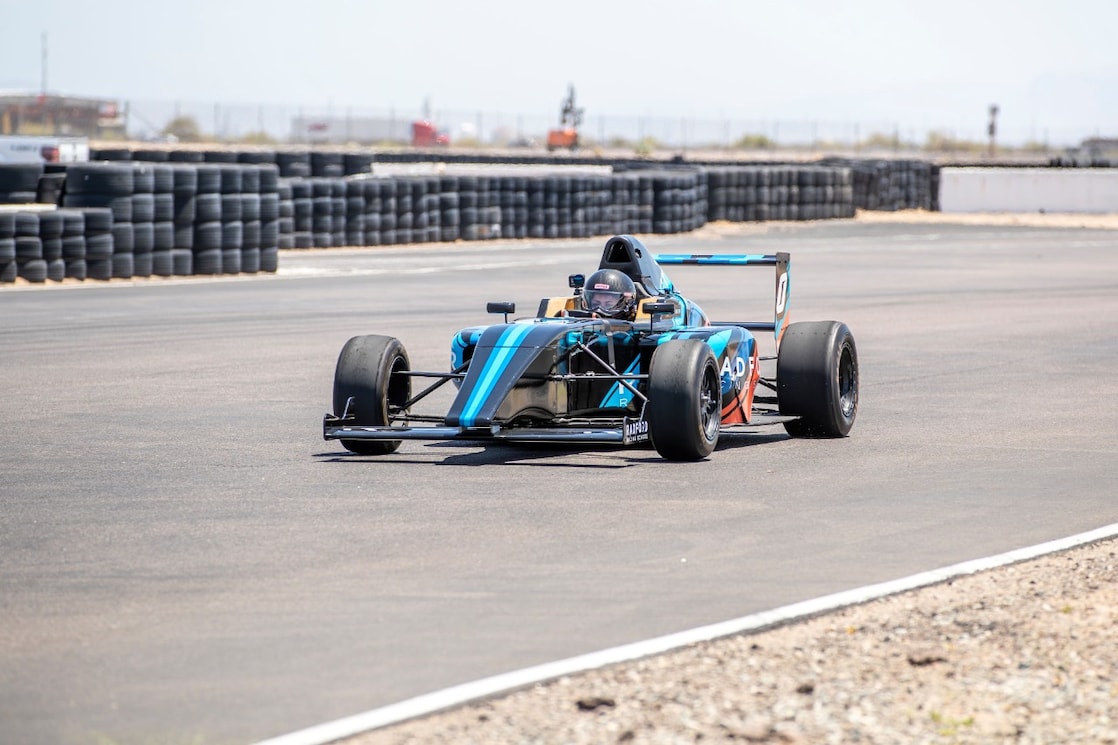 Grâce à ses trois pistes de course et à sa piste d’accélération, Radford Racing offre, en Arizona, des environnements de course réels et une formation donnée par des instructeurs experts aux nouveaux groupes d’amateurs.