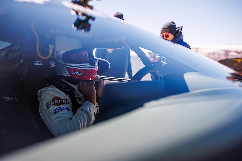 Une personne dans une voiture de course