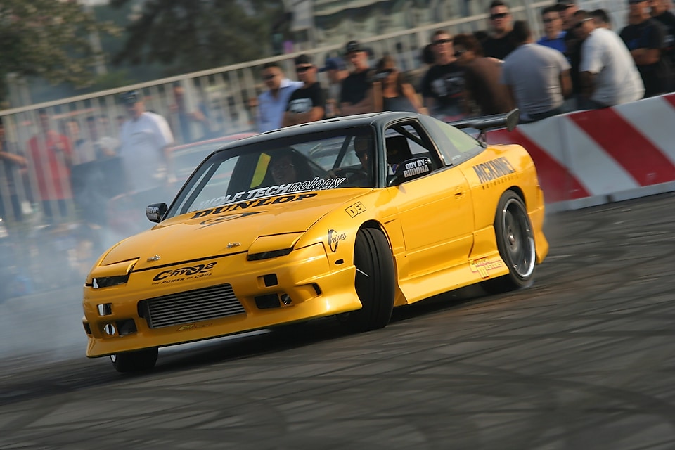 Une voiture de course jaune sur une piste