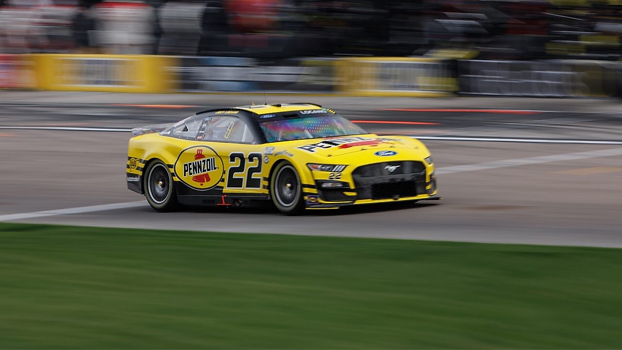 Arrêt au puits de Joey Logano