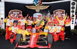 L’huile Pennzoil Racing assure confiance et performance, et conduit l’équipe Penske aux célébrations de sa victoire à l’Indy 500.