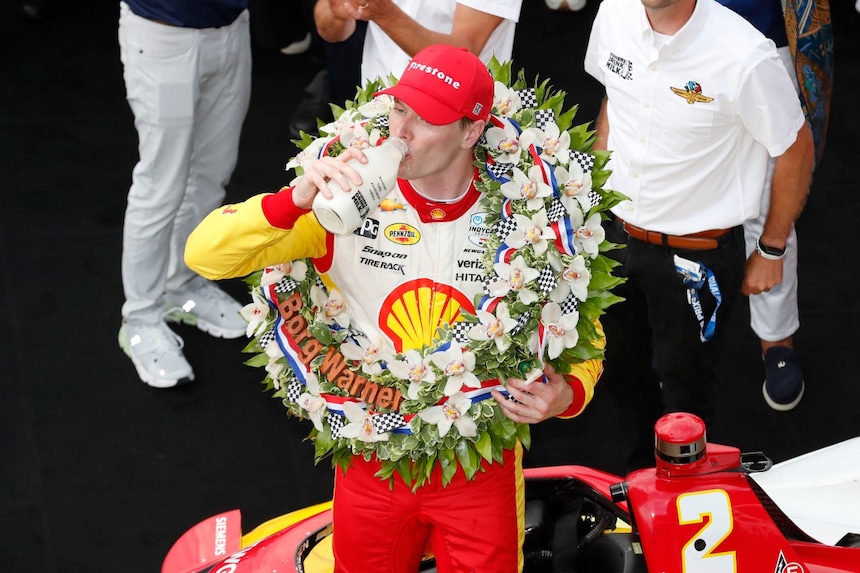 Comme le veut la tradition instituée en 1936, on boit le lait des célébrations après avoir remporté la victoire à l’Indianapolis 500.