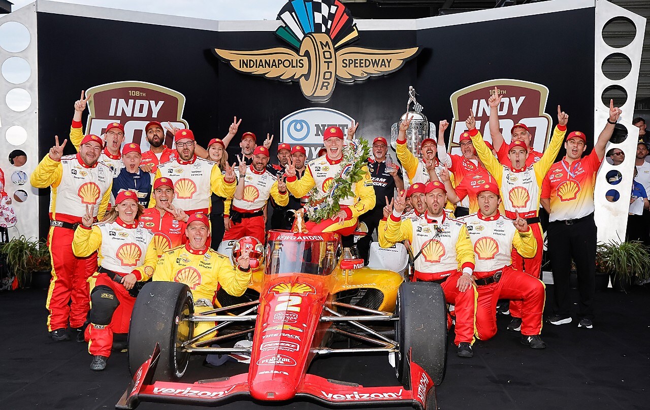 L’huile Pennzoil Racing assure confiance et performance, et conduit l’équipe Penske aux célébrations de sa victoire à l’Indy 500.